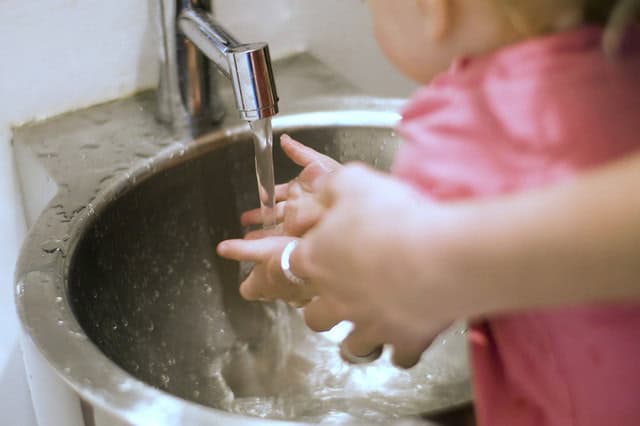 Kraanwater drinken op je vakantiebestemming: waar wel en waar niet?