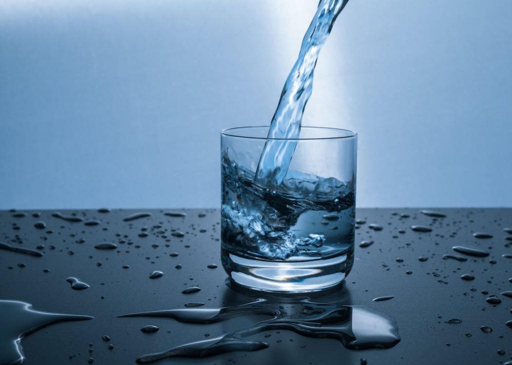 Wat gebeurt er als je te veel water drinkt? 