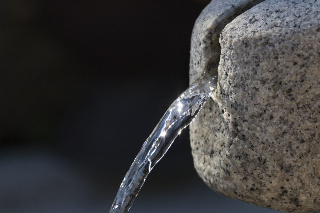 Wat gebeurt als je water te lang laat staan