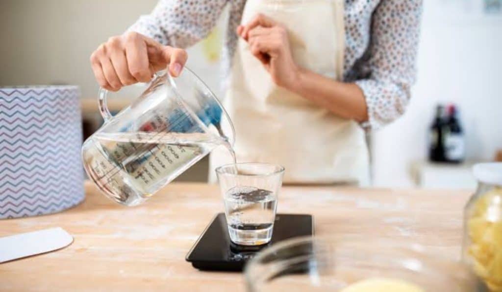 Gedestilleerd Water: Alles Wat Je Moet Weten Over 10 Liter, Huismerk, Reinigen en Flessen