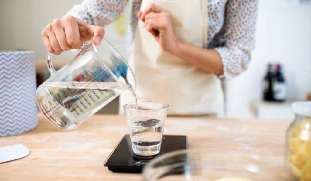 Gedestilleerd Water bij HEMA en Zelf Navullen: Alles Wat Je Moet Weten
