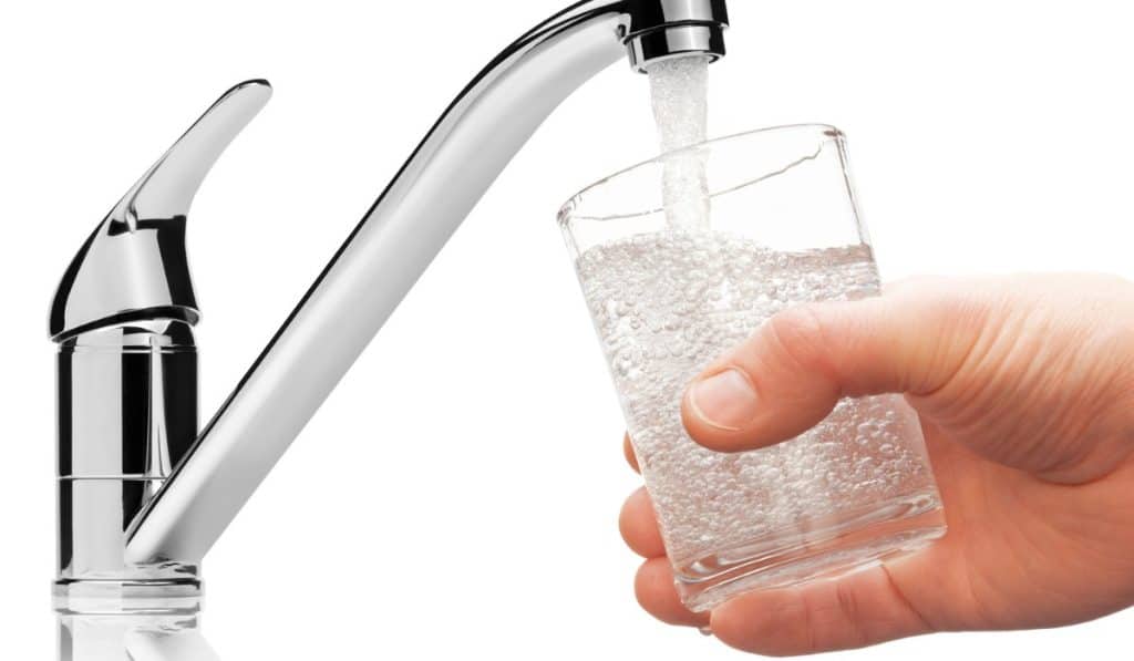 Zuiver drinkwater met een omgekeerde osmose systeem voor thuis