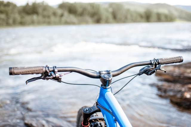 Bespaar geld en help het milieu met kraanwater en fietsen
