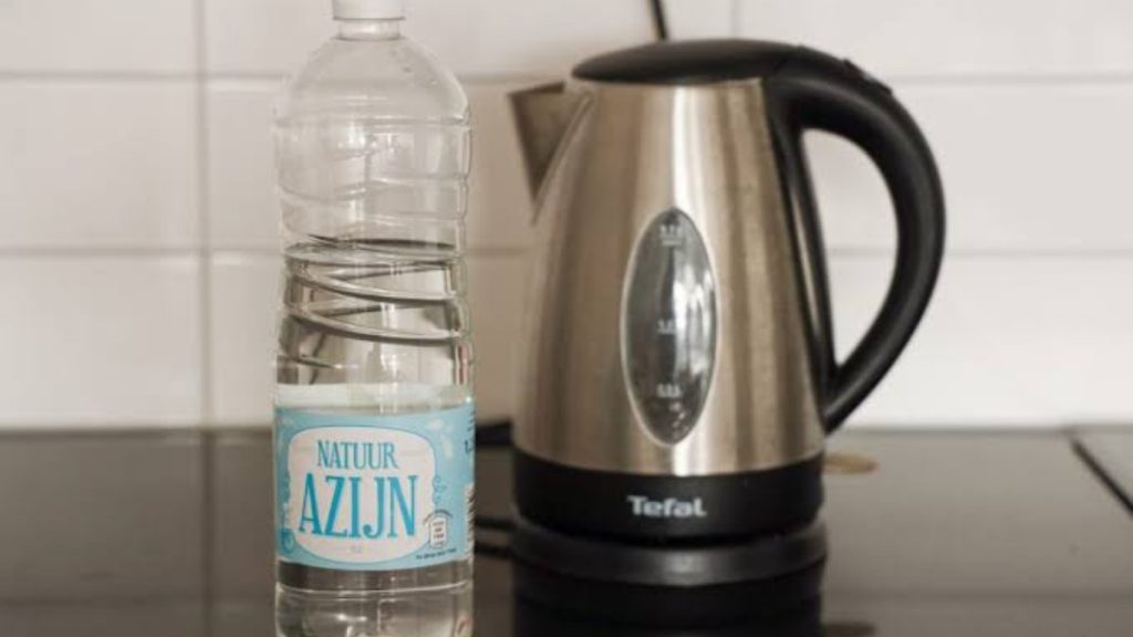 Waterkoker ontkalken: zonder azijn, met baking soda of citroen